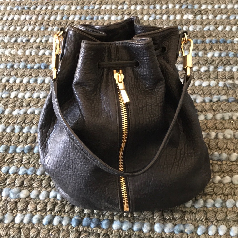 Elizabeth and James Cynnie bucket bag